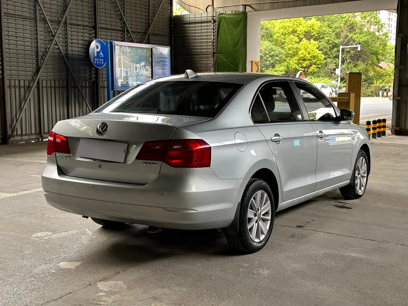 Volkswagen Jetta 2015 1.6L Automatic Luxury фото 11