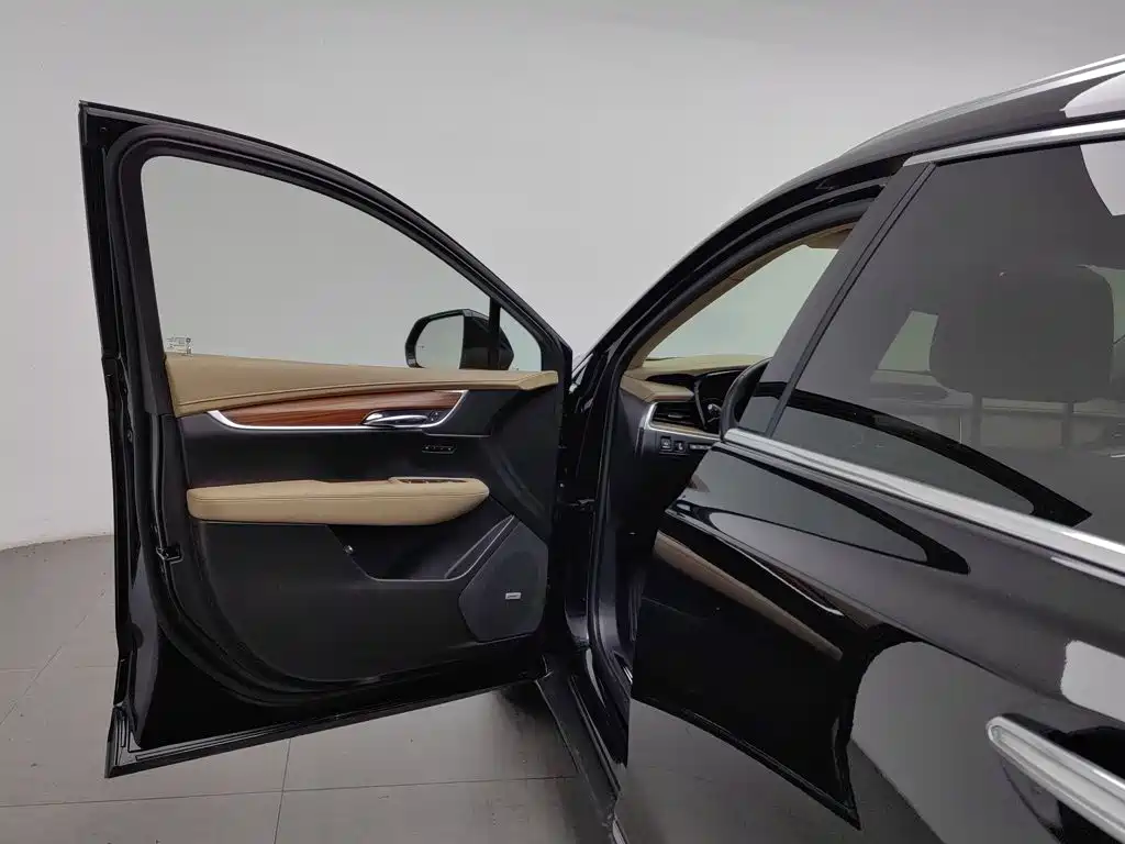 Фото 8 - Cadillac XT5