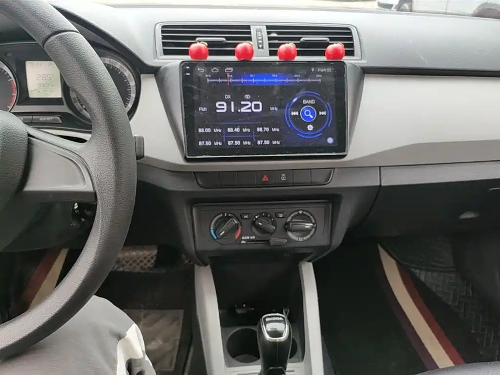 Škoda Fabia 2017 1.4L Auto Car Enjoy Edition фото 12