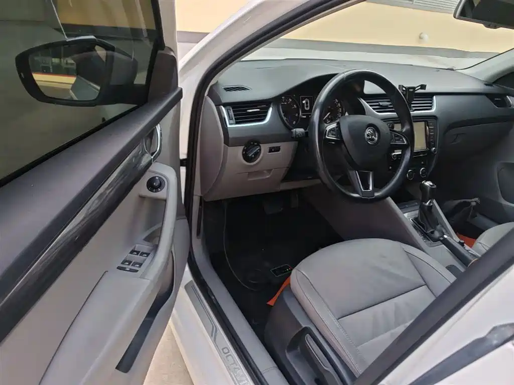 Škoda Octavia 2015 1.4TSI DSG Elegance Edition фото 16