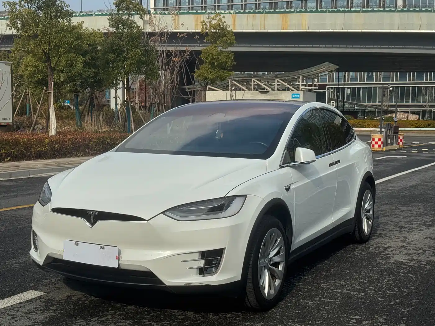 TESLA MODEL X
