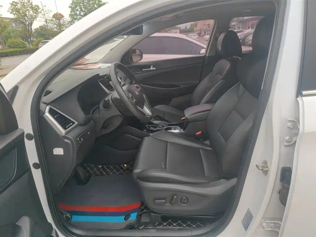 Hyundai Tucson 2018 1.6T DCT 2WD 15th Anniversary Special Edition фото 15