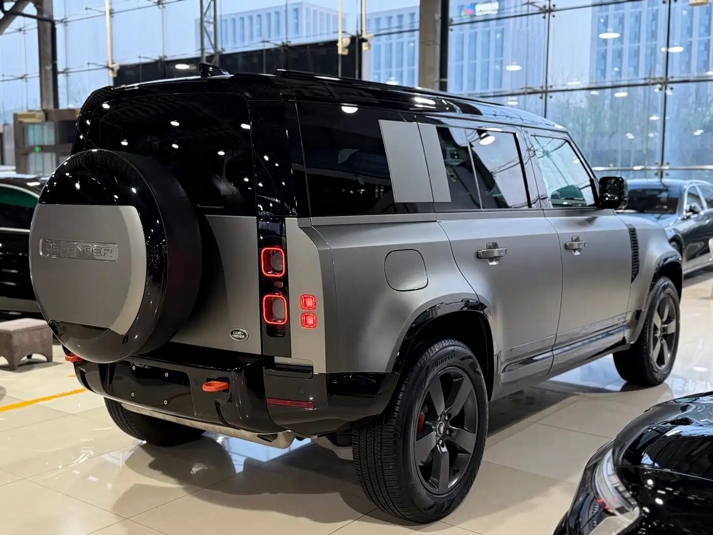 Land Rover Defender 2025 110 3.0T P400 X фото 24