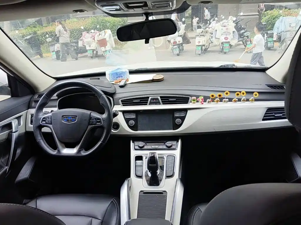 Фото 11 - Geely Atlas