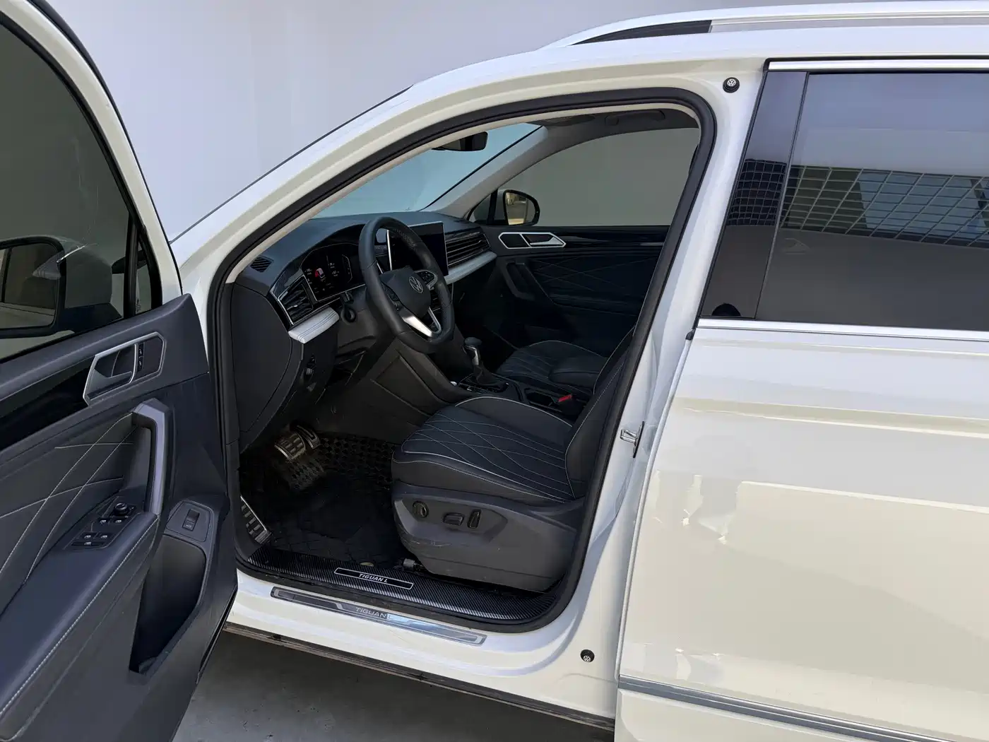 Volkswagen Tiguan L 2024 Outstanding 330TSI Auto 2WD R-Line Dragon Glory Edition фото 13