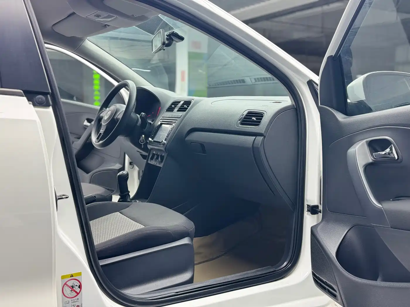 Volkswagen Polo 2013 1.4L Manual Trend Edition фото 10