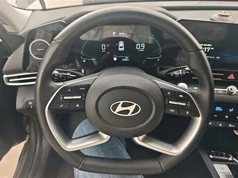 Hyundai Elantra 2023 Model 1.5L CVT LUX Premium Edition фото 15