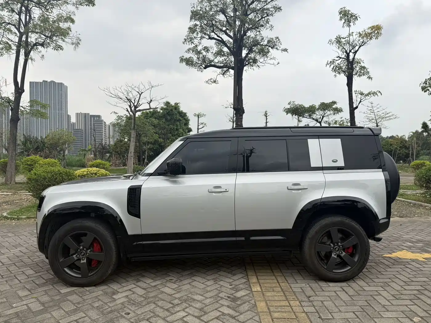 Land Rover Defender 2023 Facelift 110 3.0T P400 X-DYNAMIC HSE фото 4