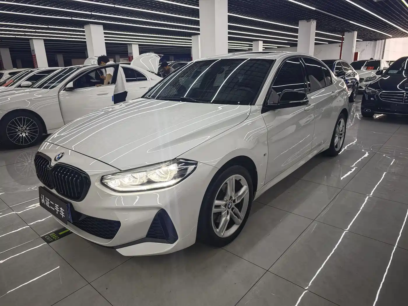 BMW 1 Series 2021 120i M Sport Shadow Edition фото 2