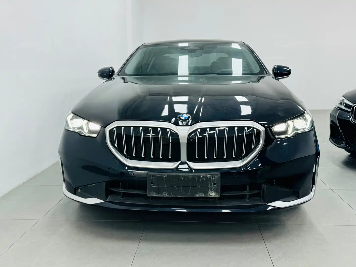 BMW 5 Series 2025 530Li Leading Luxury Package фото 2