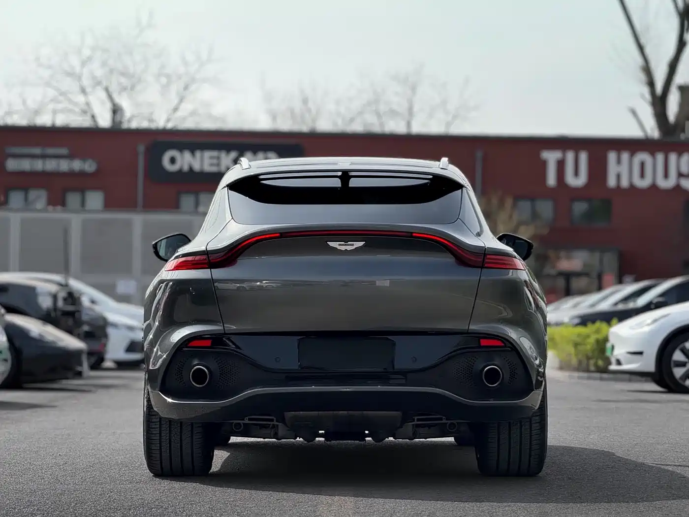 ASTON MARTIN DBX