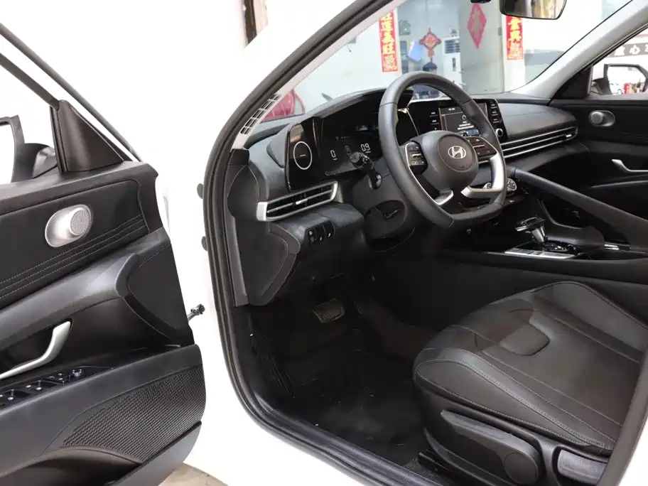 Photo 9 - Hyundai Elantra