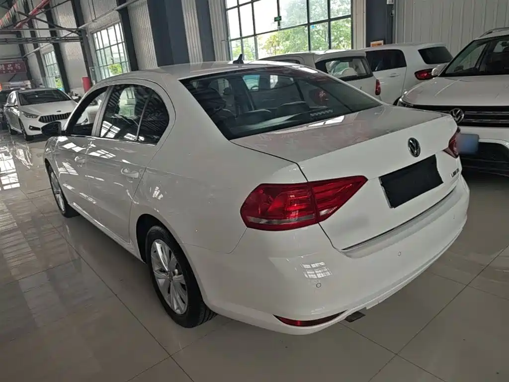 Volkswagen Lavida 2015 1.6L Automatic Comfort Edition фото 5