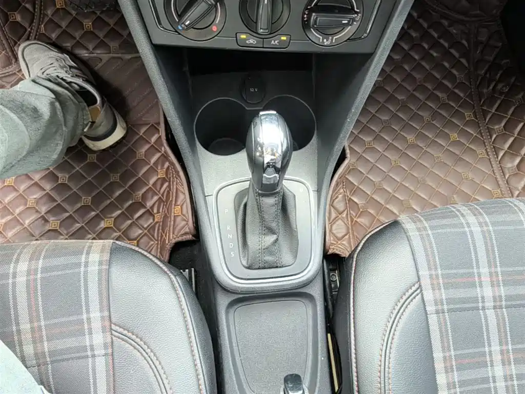 Volkswagen Polo 2016 1.4L Automatic Trend фото 14