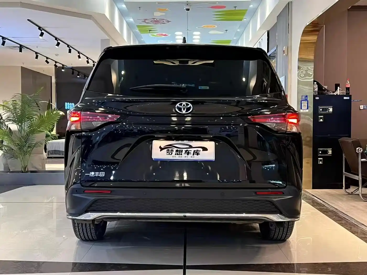 Toyota Granvia 2024 2.5L Hybrid Premium PLUS фото 8