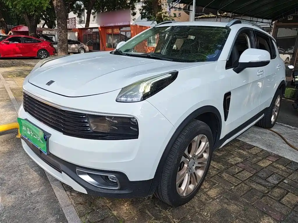 صورة 1 - Lynk & Co 01