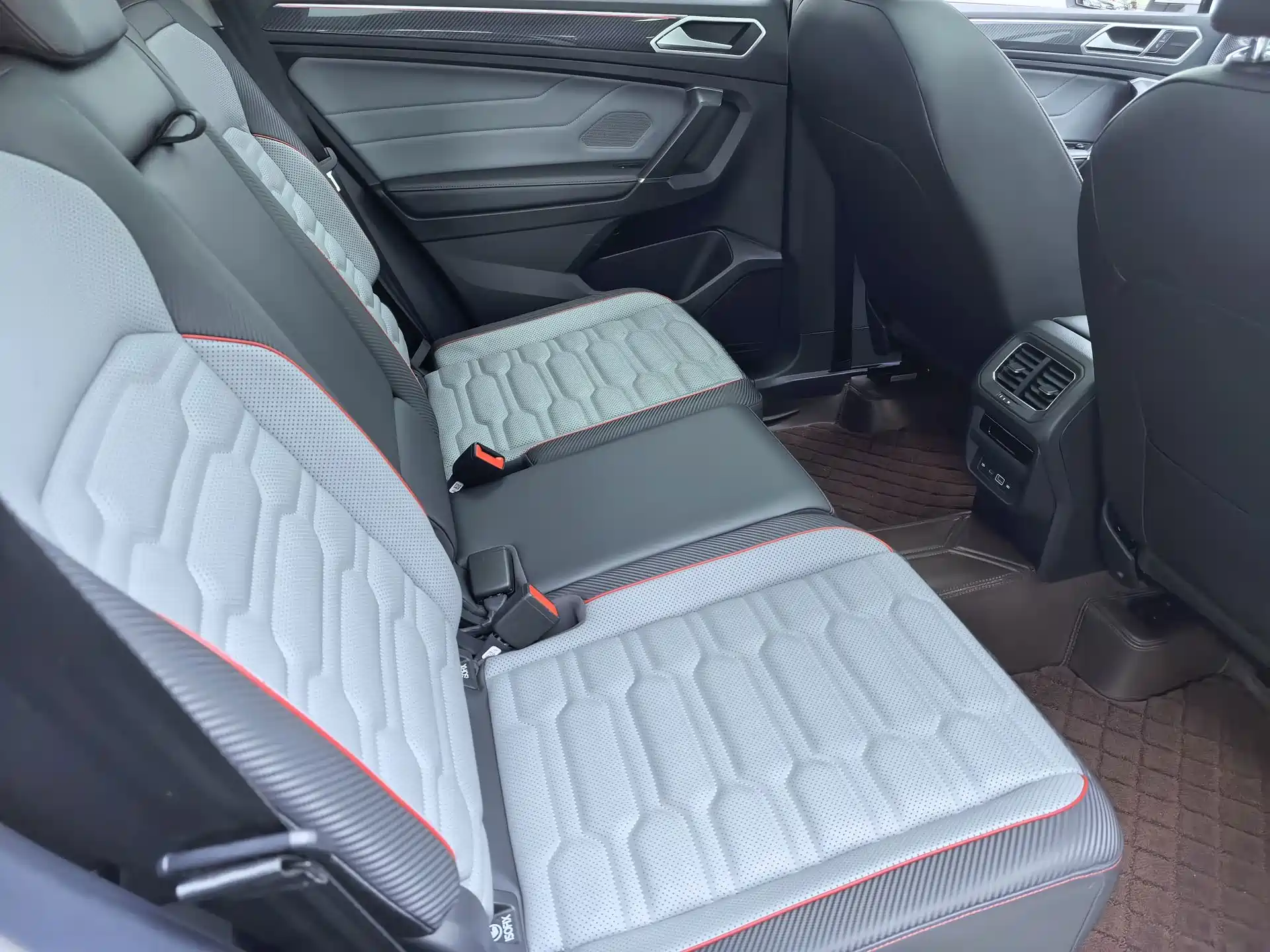 Фото 9 - Volkswagen Tiguan L