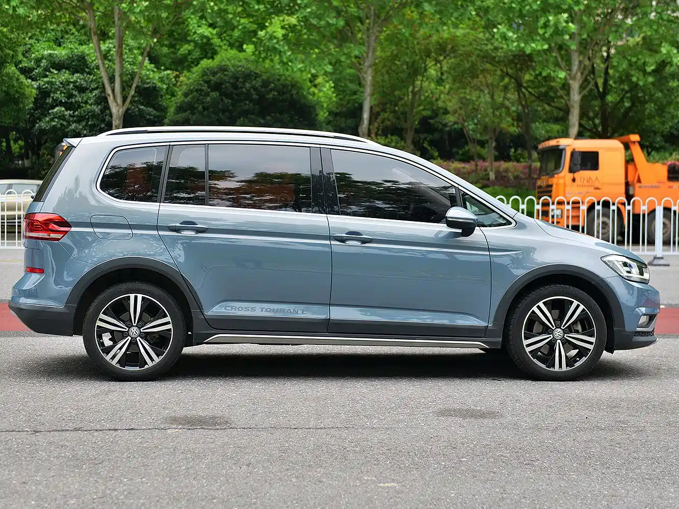 Volkswagen Touran 2018 Touran L 280TSI DSG Cross Edition 7-seater China VI фото 6