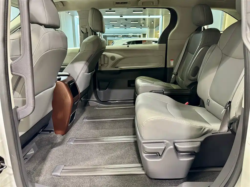 Toyota Granvia 2024 2.5L Hybrid Comfort фото 26