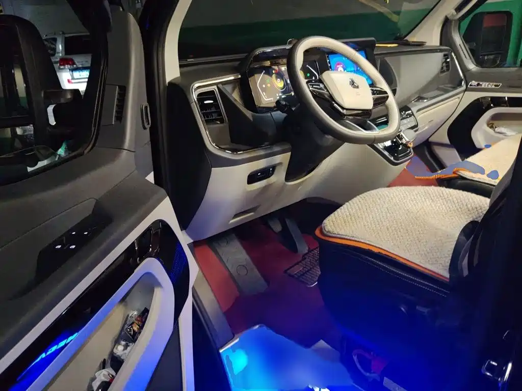 Sinotruk Xianfeng V 2025 2024 Multi-function Version 2.0T Automatic Medium Wheelbase Medium Roof