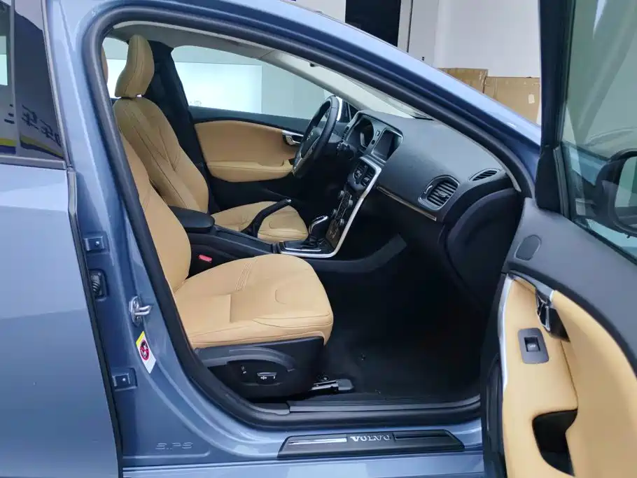 Photo 8 - Volvo V40