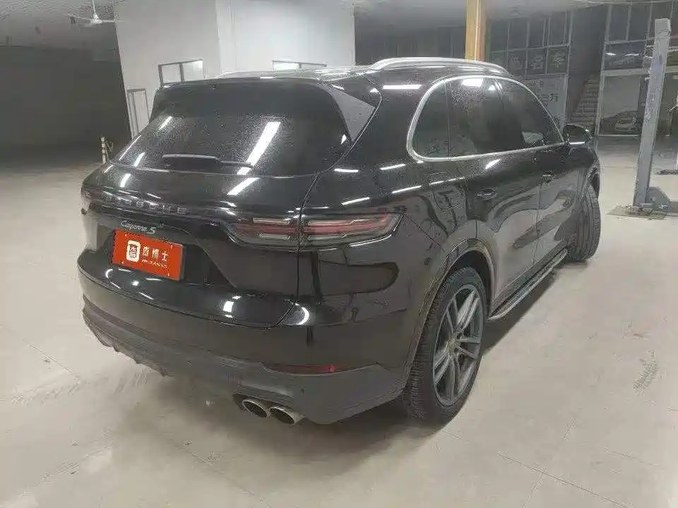 Photo 3 - Porsche Cayenne