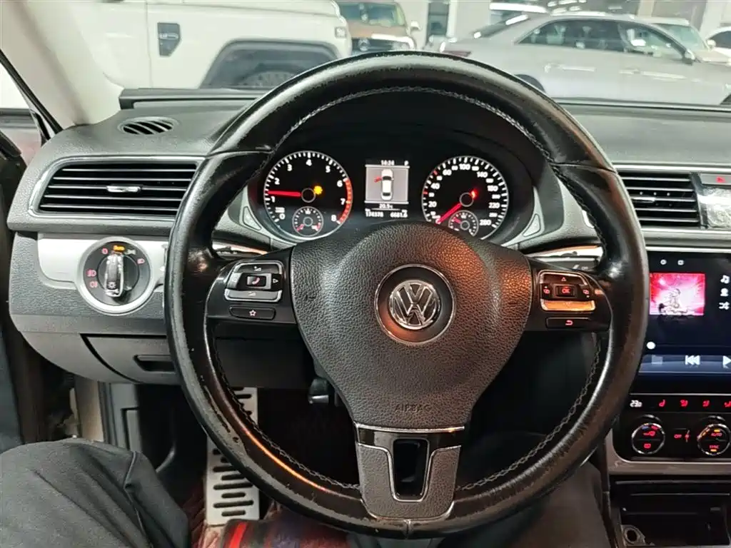 Volkswagen Passat 2014 1.8TSI DSG Executive Edition фото 11