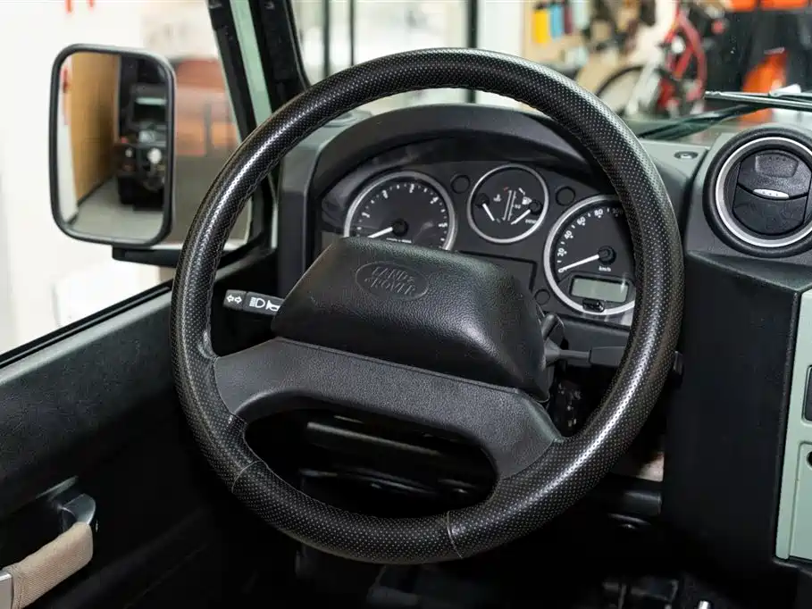 Land Rover Defender фото 11