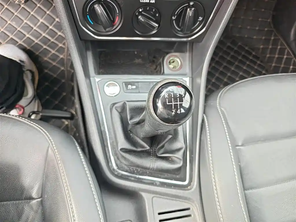 Volkswagen Lavida 2017 1.6L Manual Comfort Edition фото 14