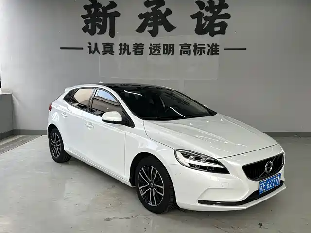 Volvo V40 2018 T3 R-Design Edition — фото 2