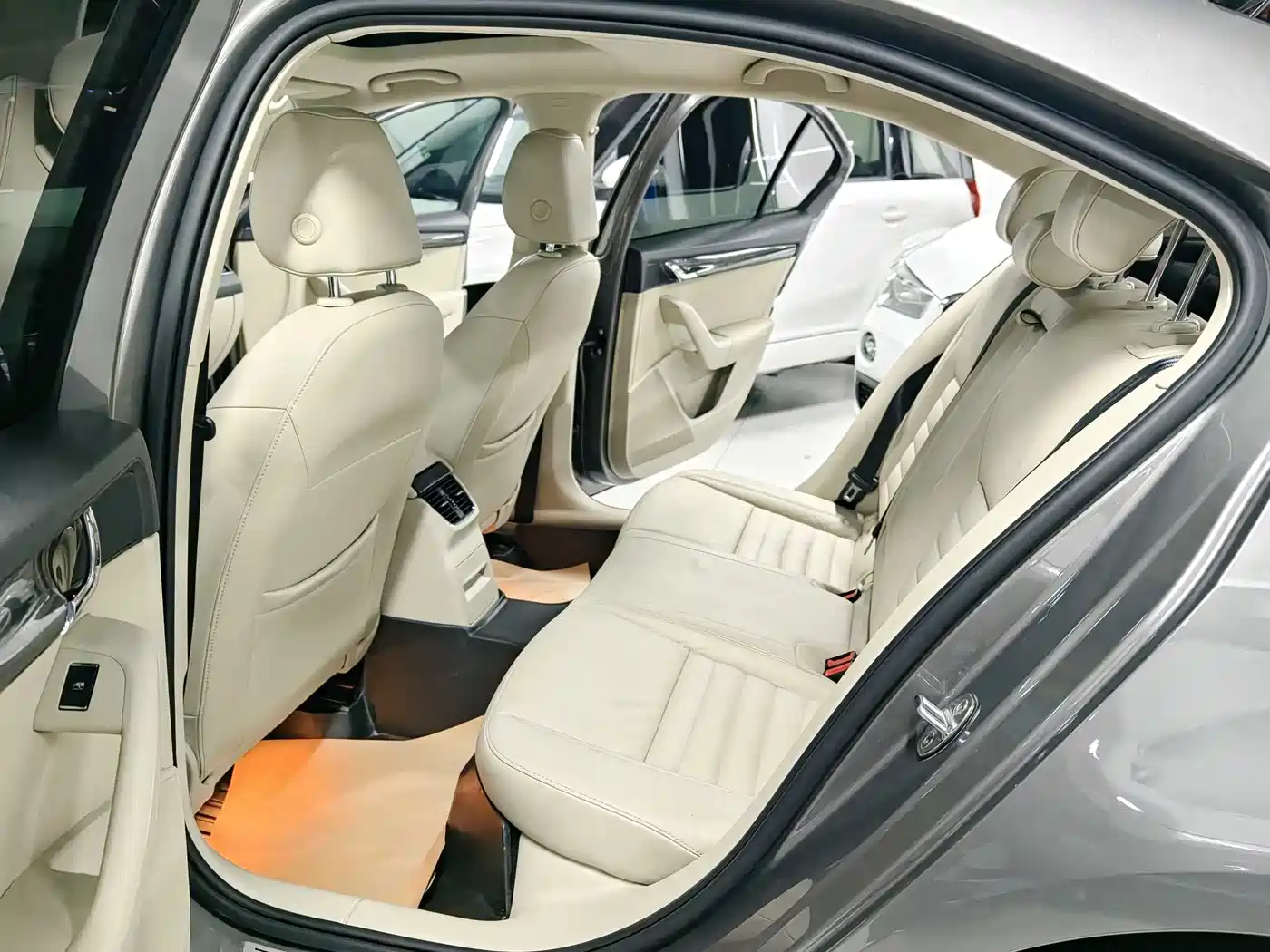 Škoda Octavia 2016 1.6L Automatic Smart Edition фото 6