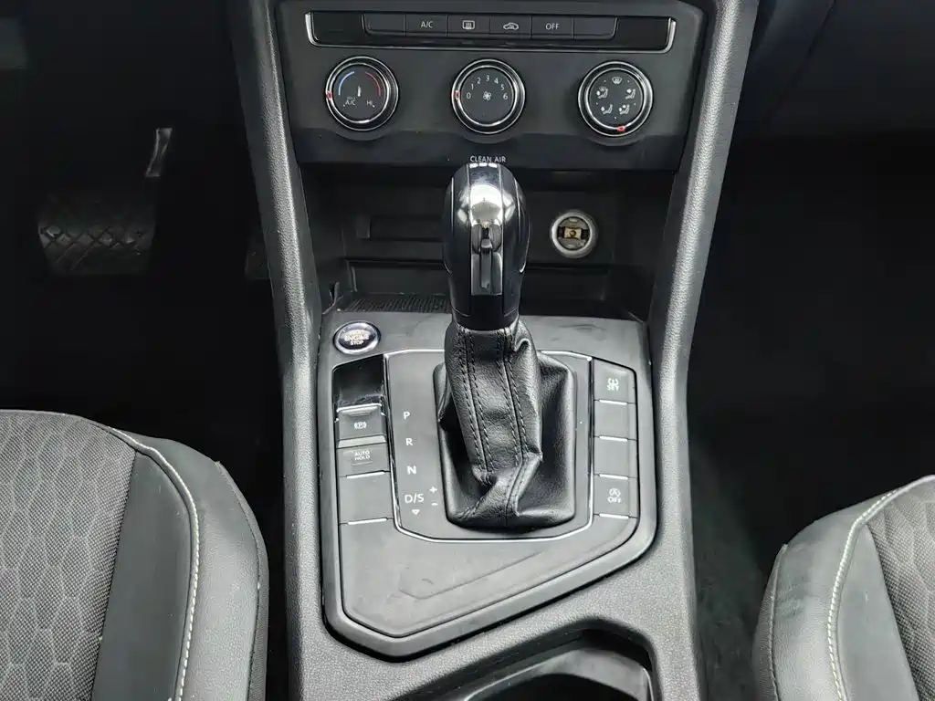 صورة 13 - Volkswagen Tiguan L