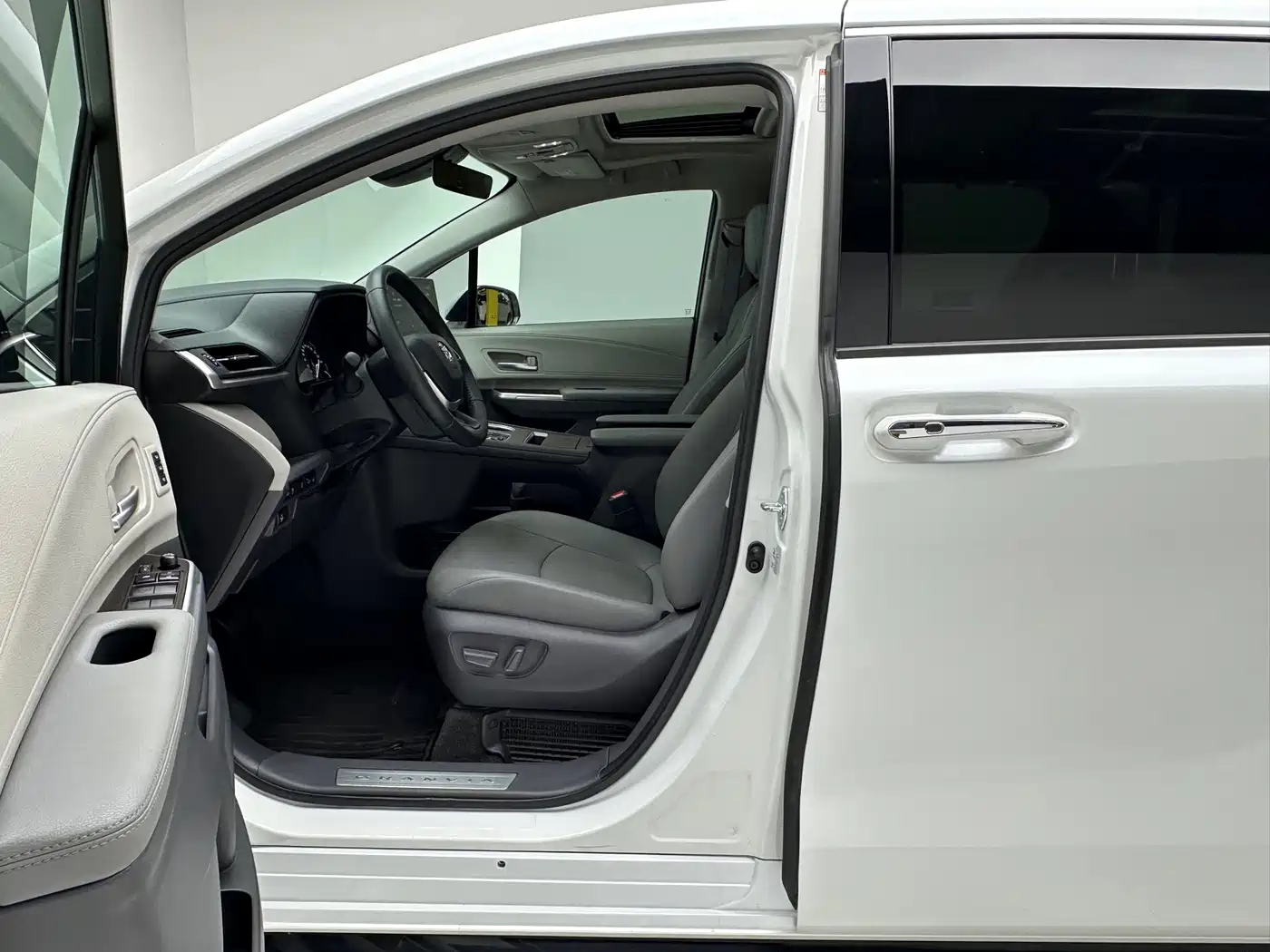 Toyota Granvia 2023 2022 2.5L Hybrid Premium Edition