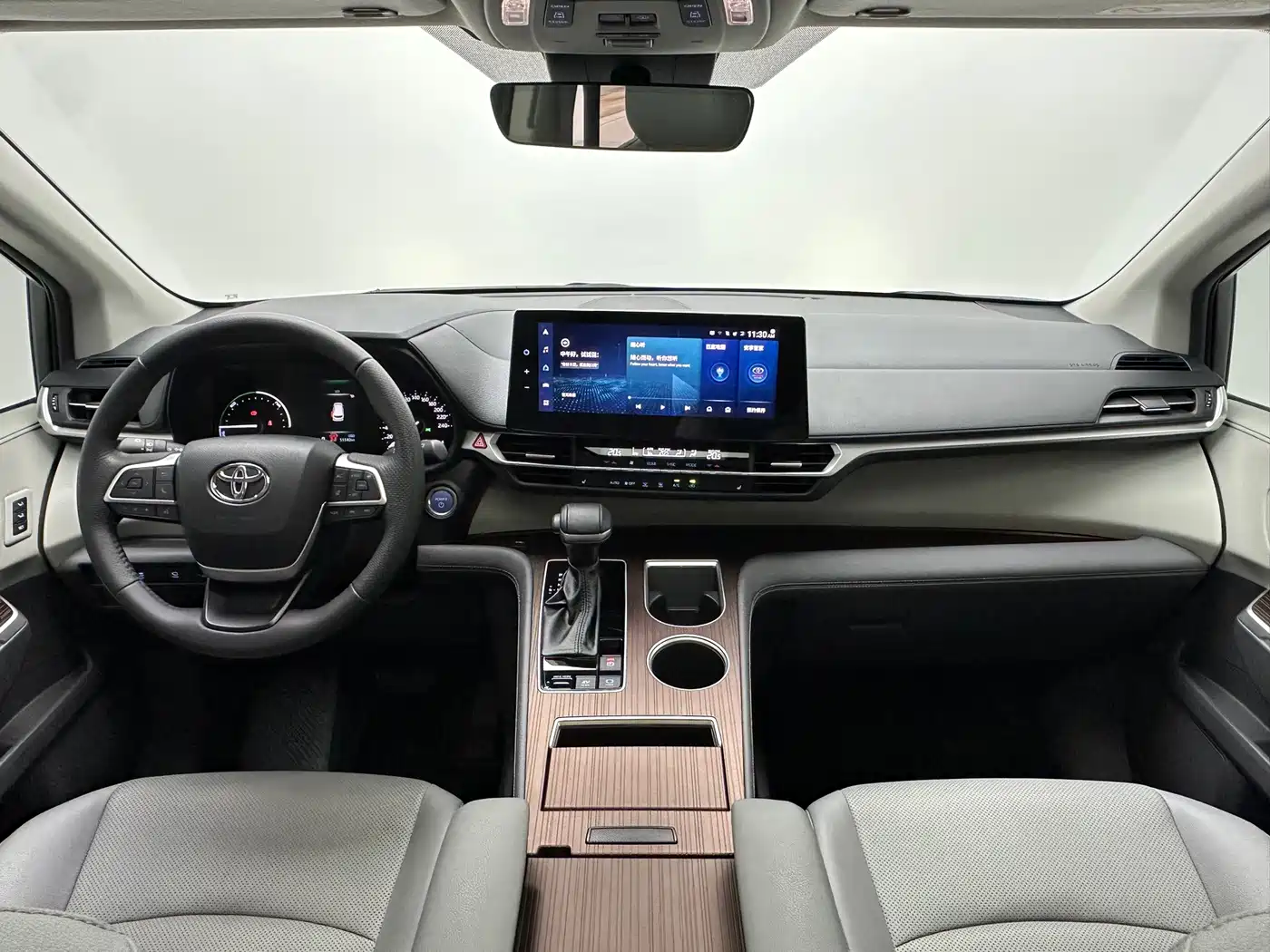 Toyota Granvia 2023 2022 2.5L Hybrid Premium Edition