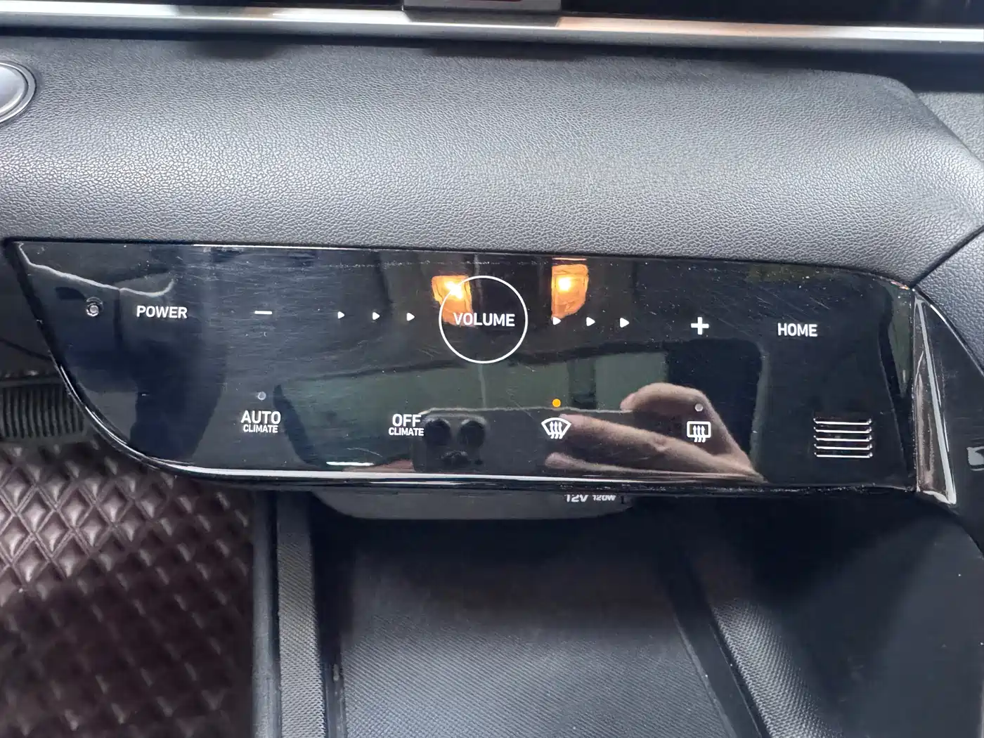 Hyundai Elantra 2022 1.5L CVT LUX Premium Edition фото 12