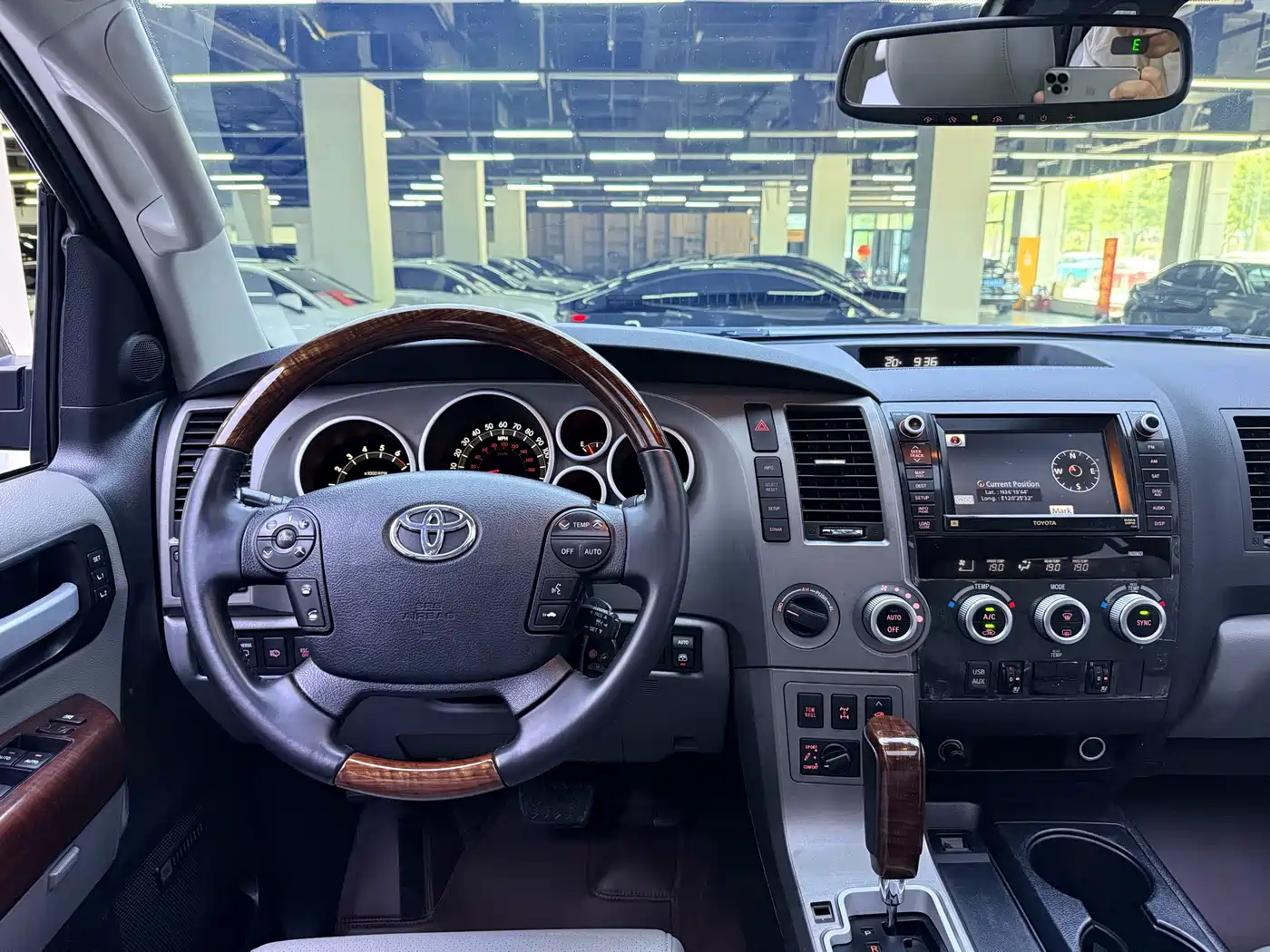 Toyota Sequoia 2010 5.7 Platinum Edition фото 12