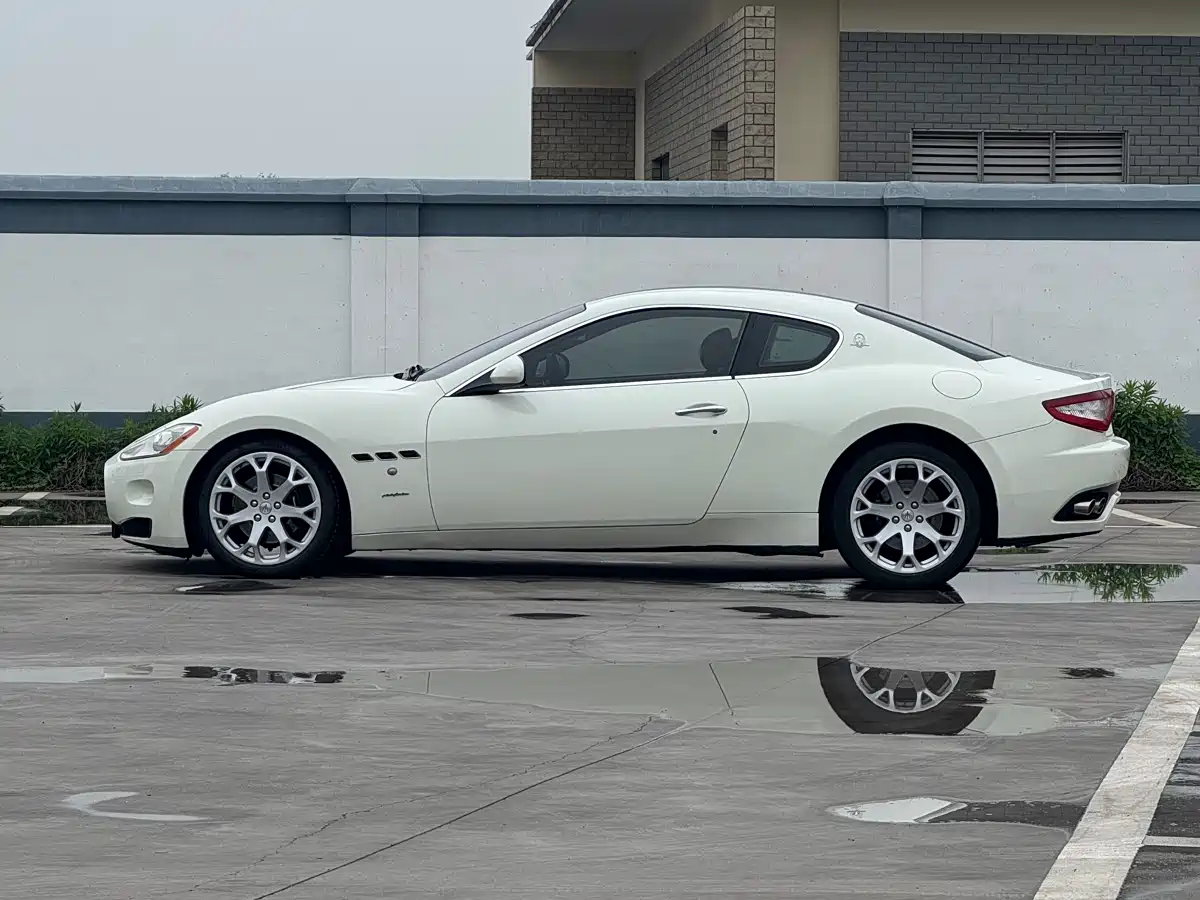 Maserati GranTurismo 2010 2007 4.2L Standard