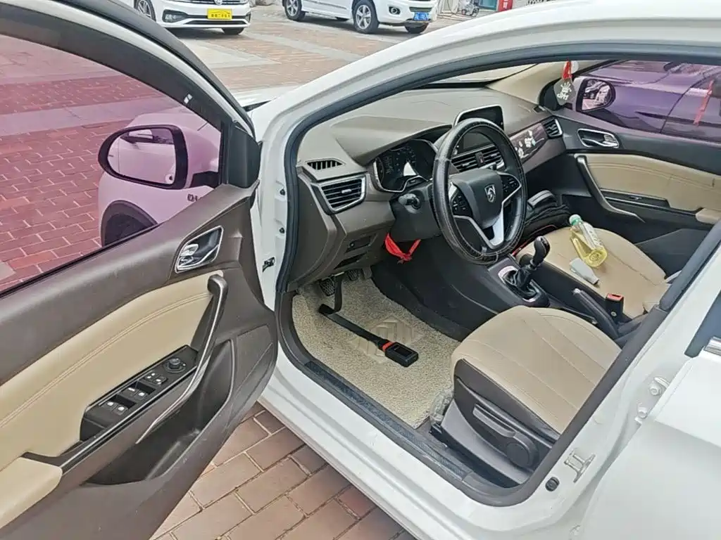 Baojun 310W 2018 2017 1.5L Manual Fashion Edition (China V)