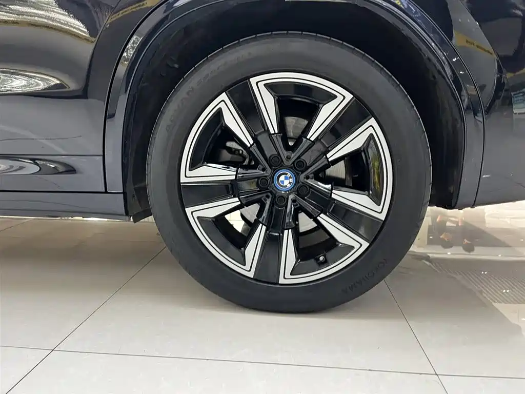 BMW iX3 2022 Leading Edition фото 8
