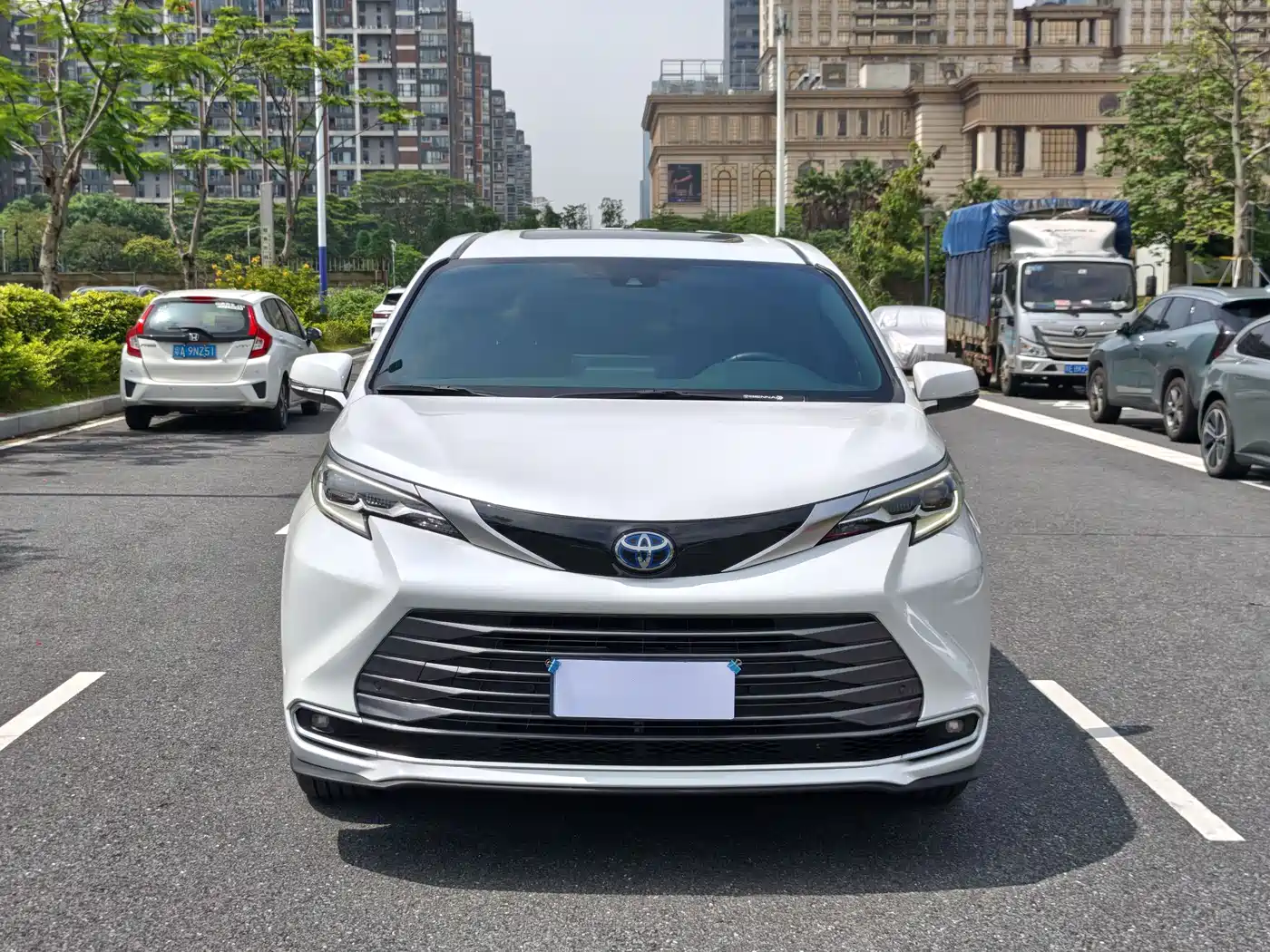 Toyota Sienna 2021 2.5L Hybrid Premium Edition фото 2