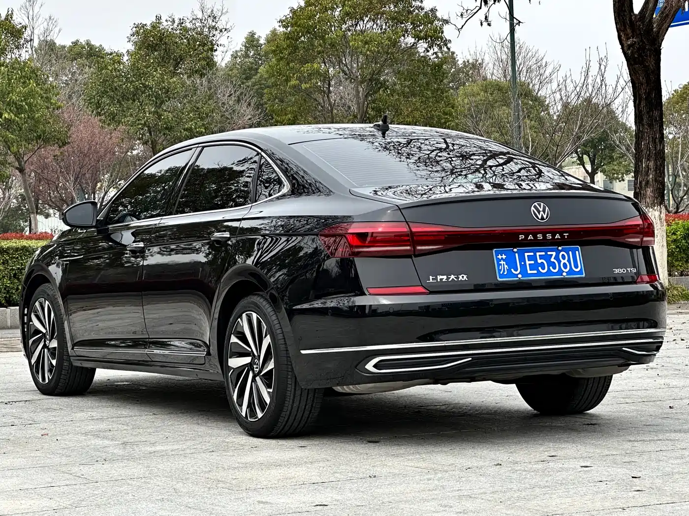 Volkswagen Passat 2024 380TSI Luxury фото 6