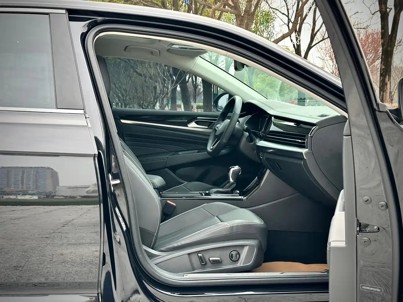 Volkswagen Passat 2024 380TSI Luxury фото 10