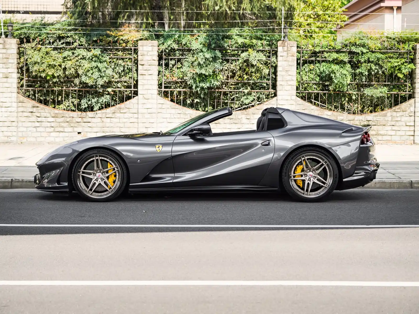 Фото 2 - Ferrari 812