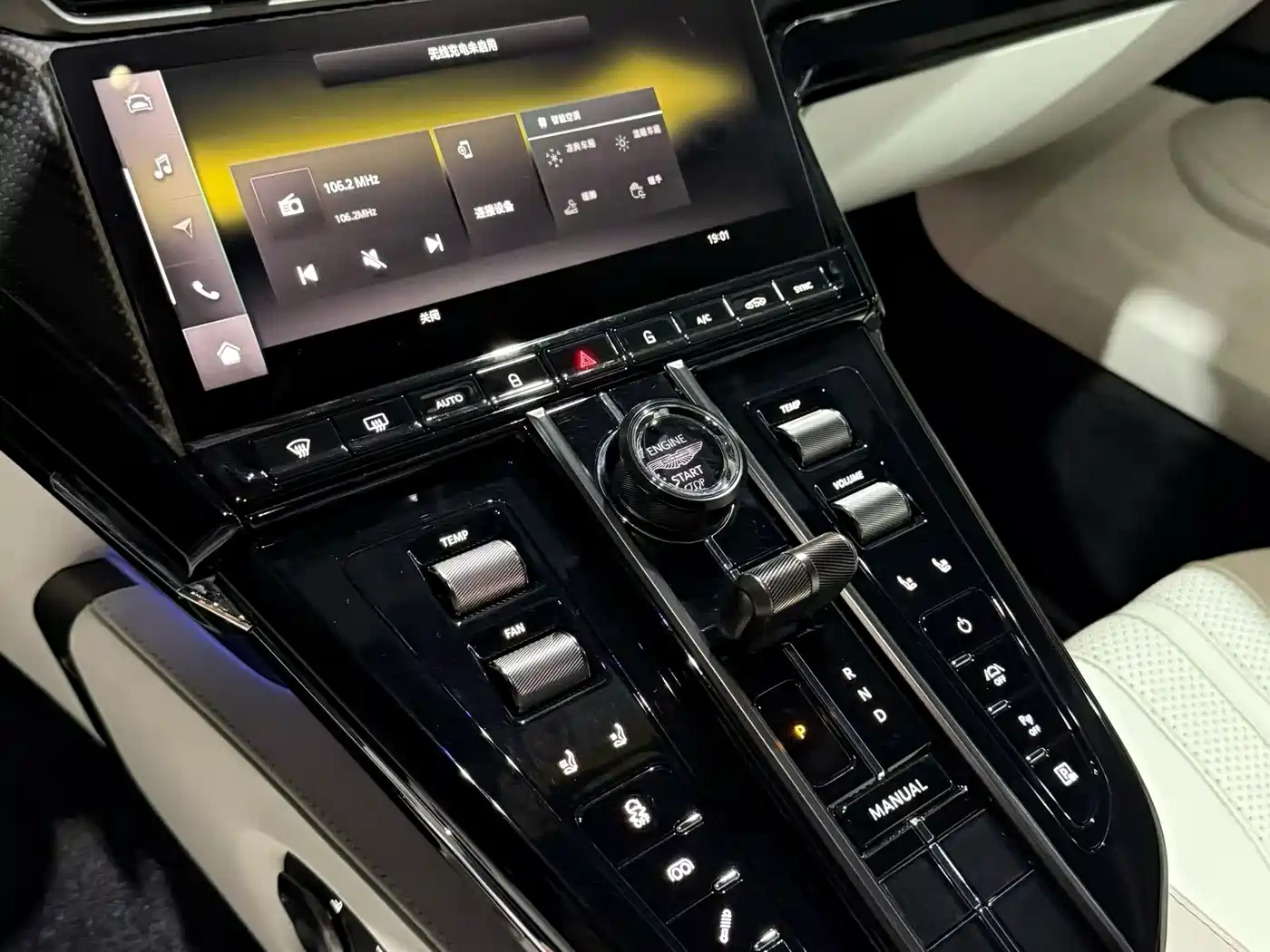 Aston Martin V8 Vantage 2024 4.0T V8 Coupe фото 9