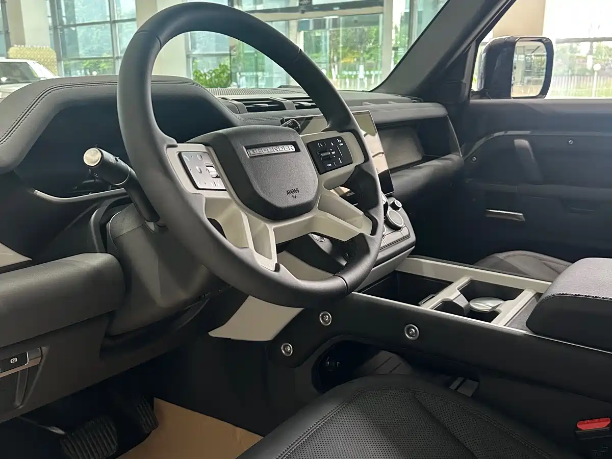 Land Rover Defender 2026 Model 90 2.0T P300 S фото 3
