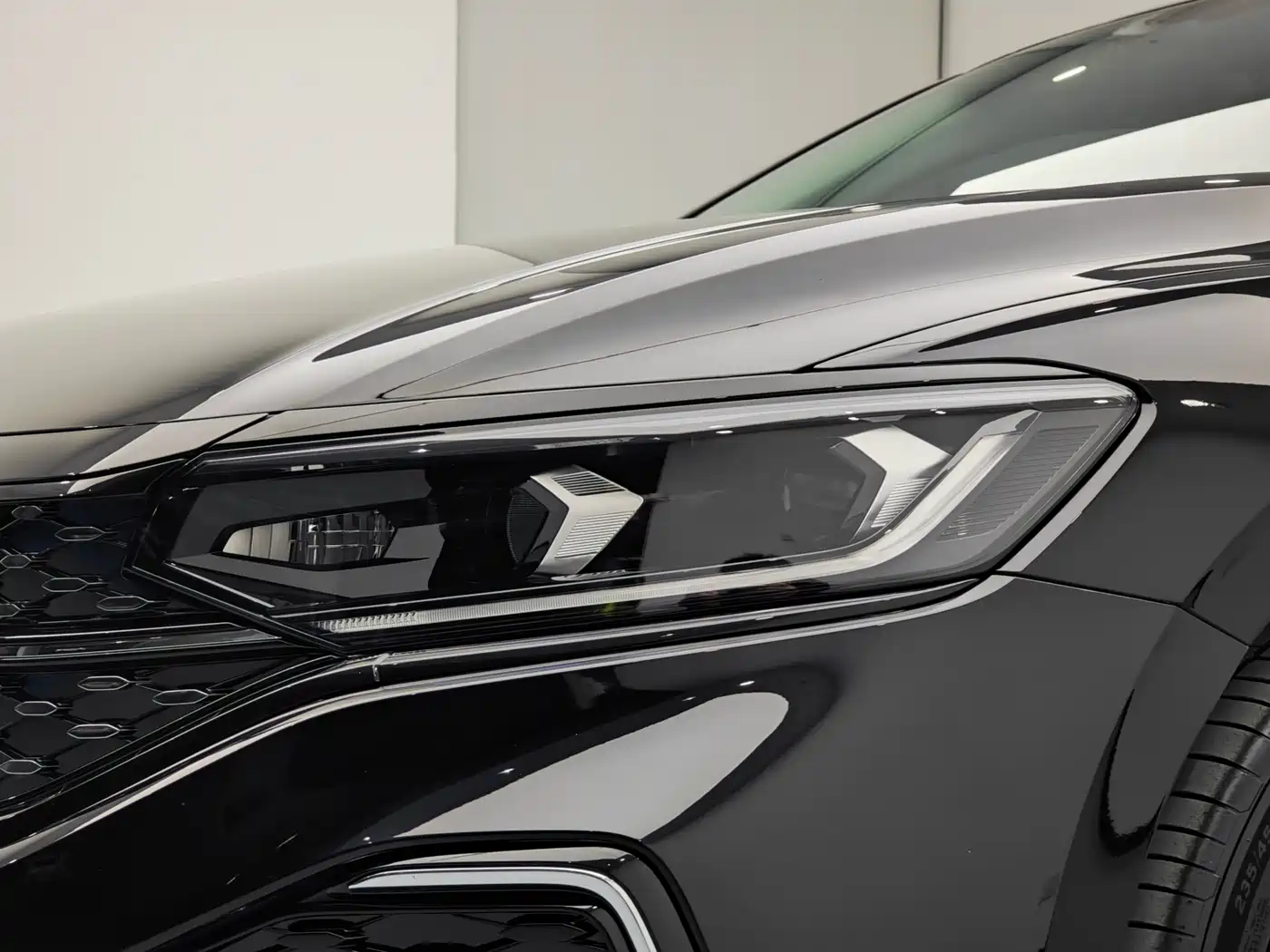 Volkswagen Passat 2025 Outstanding 380TSI Starlight Dragon Soaring Edition фото 12