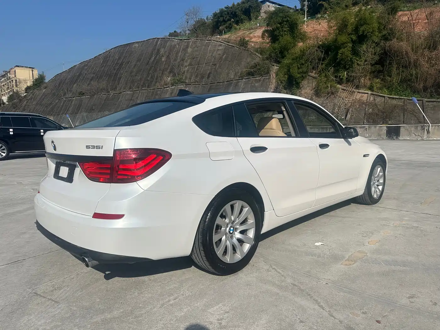 BMW 5 Series GT 2011 535i Elegance фото 7