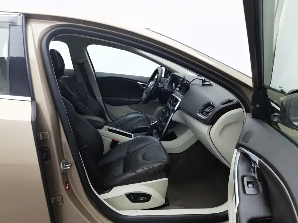 Фото 23 - Volvo V40
