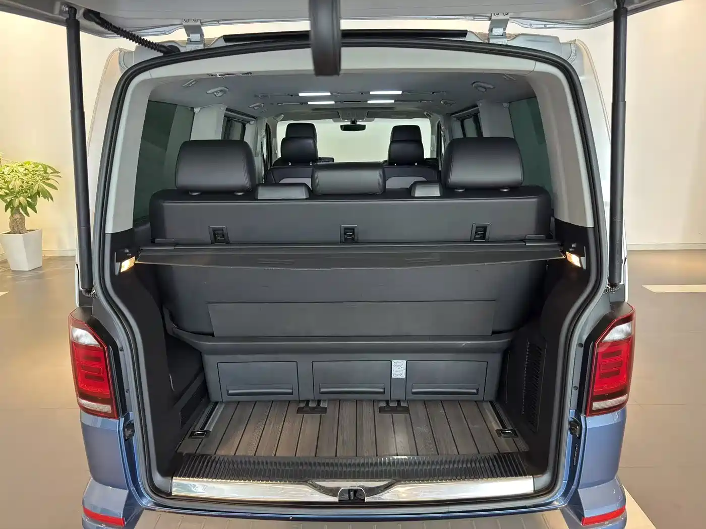 Volkswagen Multivan 2018 2.0TSI 4WD Leisure Edition 7-Seater фото 7