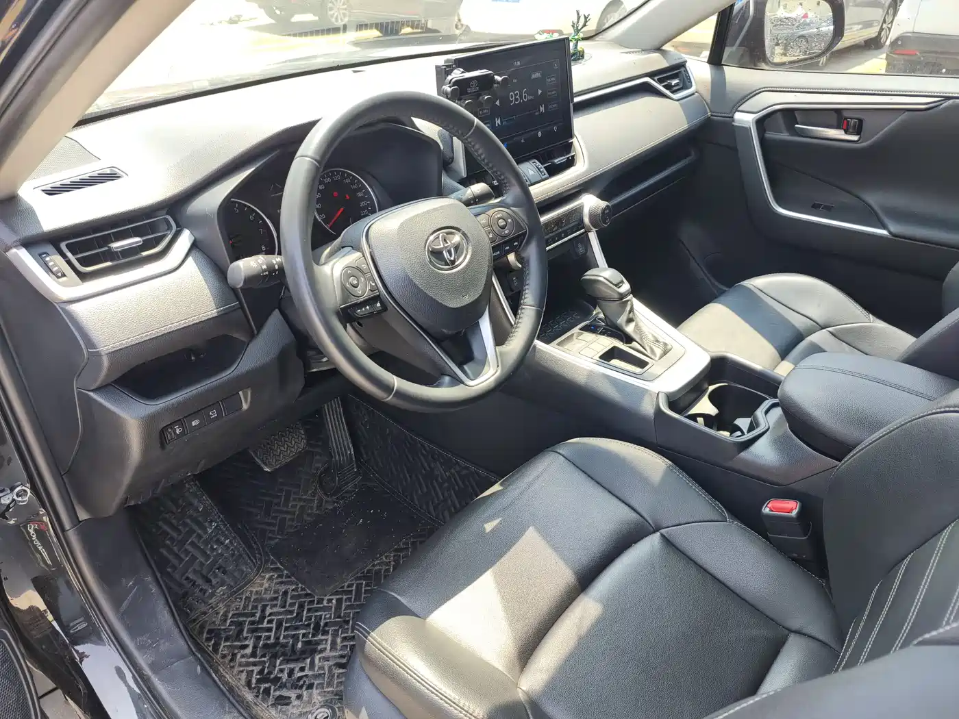 Toyota Wildlander 2022 2.0L CVT FWD Luxury PLUS Edition фото 16